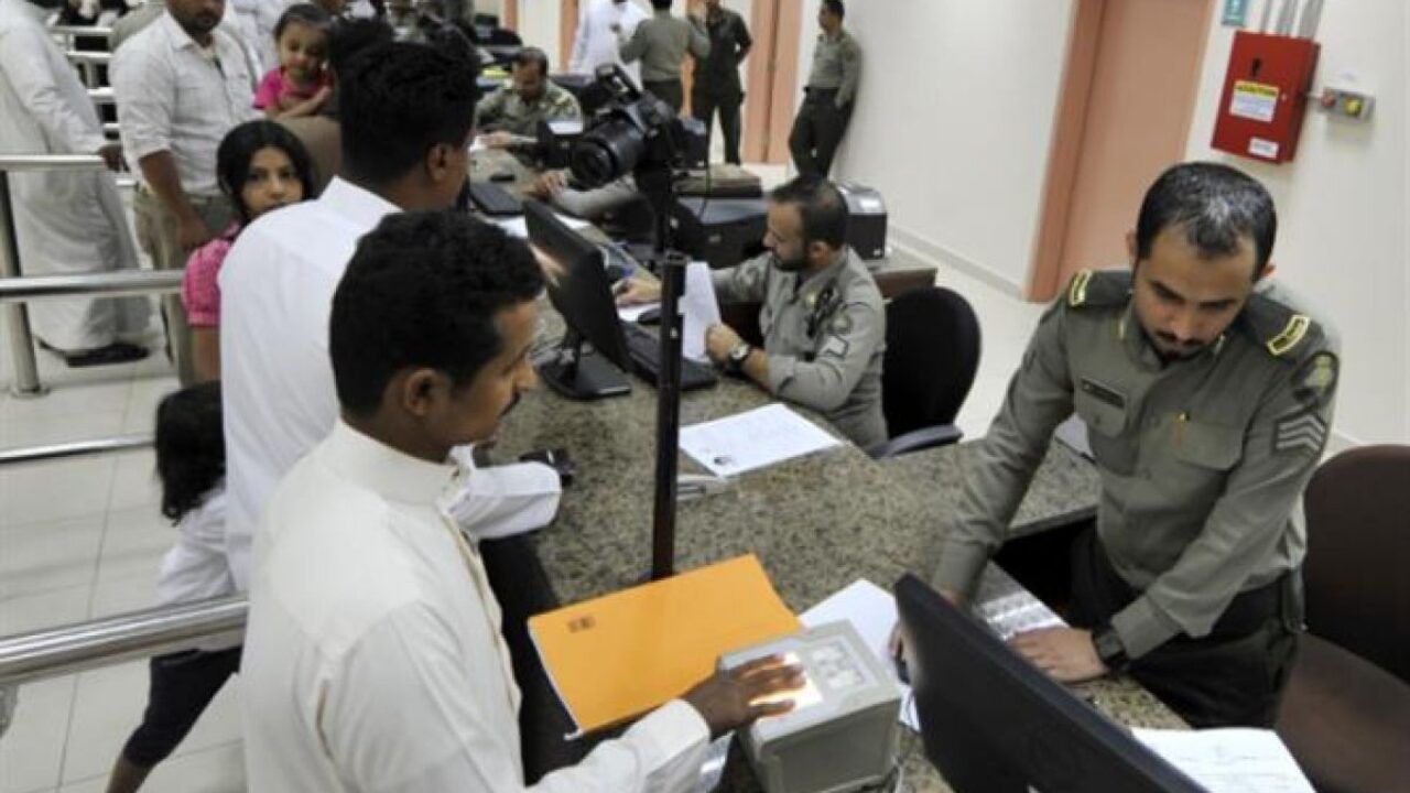 الجنوب اليمنيين قرار ترحيل من أول بادرة