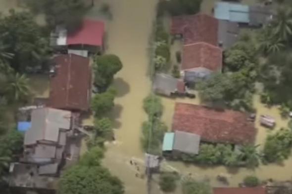 شاهد.. لقطات جوية لغرق الشوارع واجتياح الفيضانات مدن سريلانكا