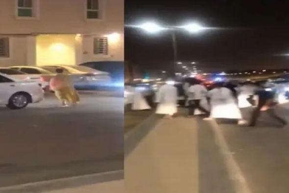 تحرش جماعي بفتاة في شارع عام بـ السعودية.. فيديو مثير ومطالبات واسعة بالقبض عليهم (شاهد)